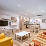 Modern 3 Bedroom In The Heart Of *