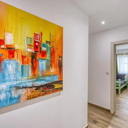 Modern 3 Bedroom In The Heart Of *