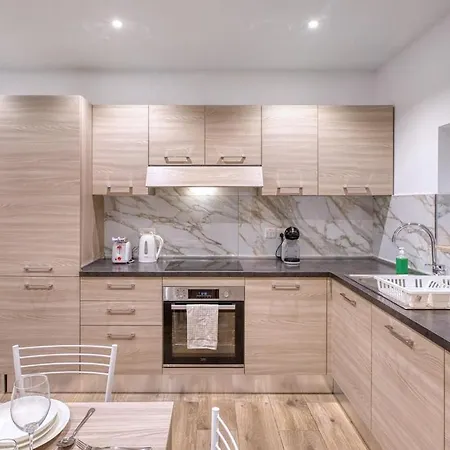 Modern 3 Bedroom In The Heart Of *