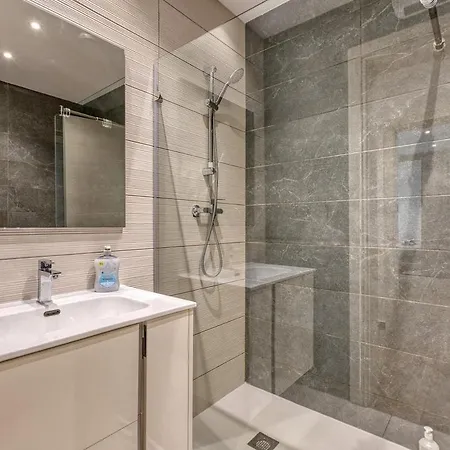 Modern 3 Bedroom In The Heart Of Appartement *