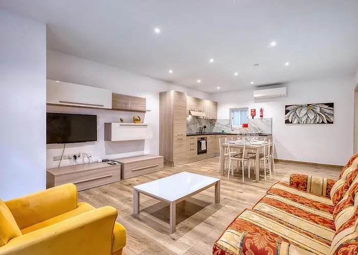 Modern 3 Bedroom In The Heart Of *