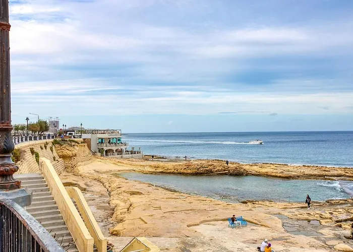 Modern 3 Bedroom In The Heart Of *