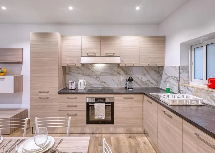 Modern 3 Bedroom In The Heart Of *