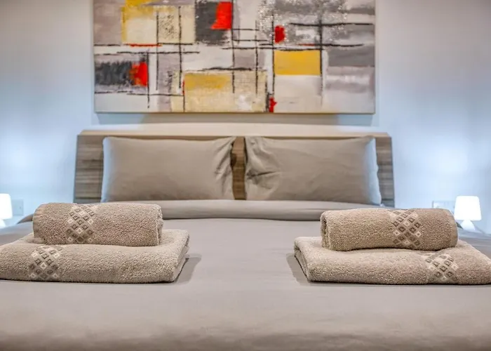 Modern 3 Bedroom In The Heart Of *