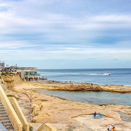 Modern 3 Bedroom In The Heart Of *